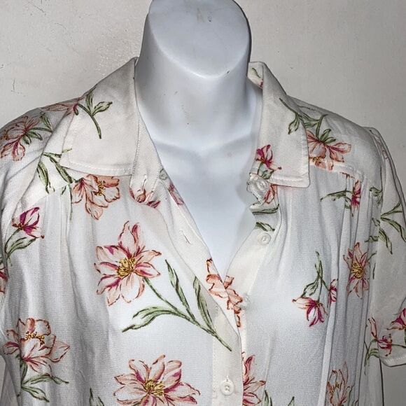 TORRID Ivory Floral Crepe Button Blouse-00 NWT - Picture 3 of 7